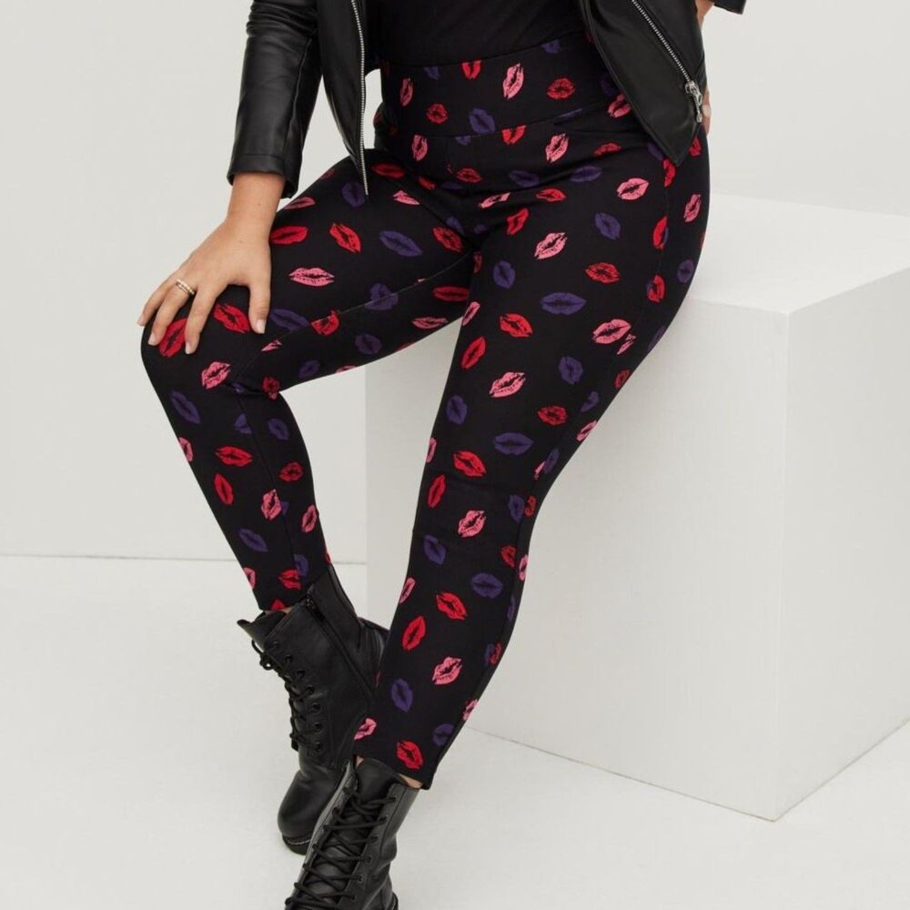 NWT Torrid 1X Lips Print Pocket Pixie Skinny Studio Luxe Ponte High-Rise Pants